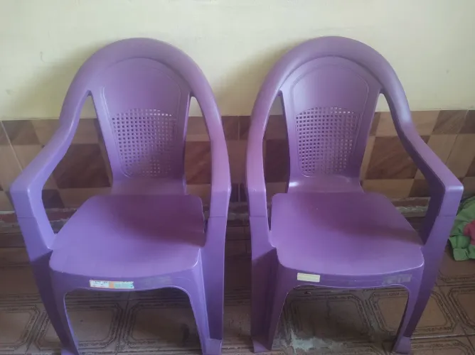 2 cadeiras de plástico