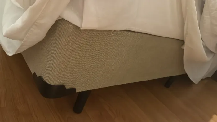 Base de Cama Box Estofada Bege com Pés de Madeira