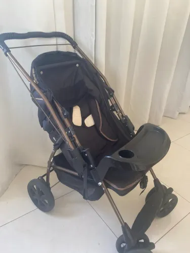 Carrinho de bebe e bebe conforto