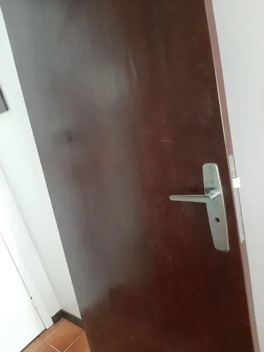 Porta madeira para banheiro.