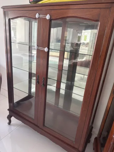 Cristaleira Clássica em Madeira - Elegância para sua Decoração