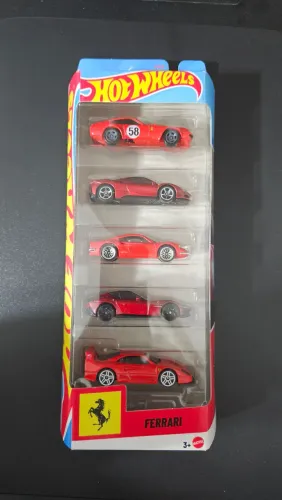 Pack com 05 carrinhos Ferrari Hotwheels 