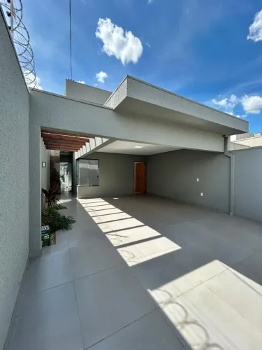 CASA 3 QUARTOS SENDO 1 SUITE LOCALIZADA NO BAIRRO FLOR DO CERRADO ANAPOLIS -GO