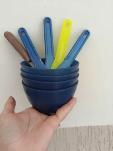 Tigelas flexíveis de silicone (cubas de gesso) com espátulas, usadas na área de odonto.