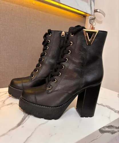 Bota couro Schutz Nova