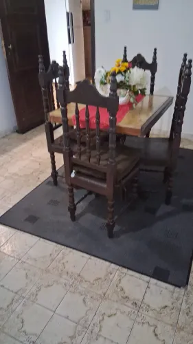 Vendo uma mesa em mecânica com 4 cadeiras mesa em madeira