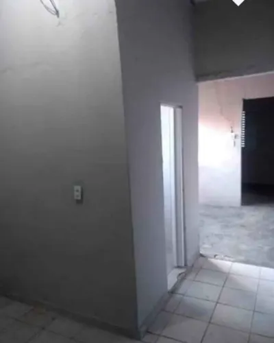 casa pequena para alugar  1 quarto, sala e cozinha pequena com banheiro , garagem e quinta