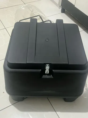Baú é suporte para moto 80L
