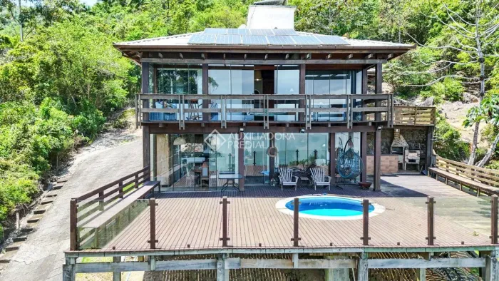 Santuário Moderno no Ribeirão da Ilha: Casa Madeira/Vidro e Vista Total de Floripa.