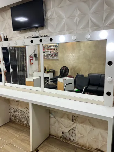 Penteadeira camarim com 2 prateleiras , balcão com 2 gavetas ( 3 espelhos, led )