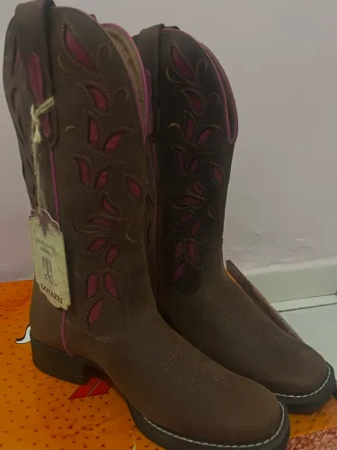 Bota Country GOYAZES de Couro Kactus Marrom com Bordado Rosa Pink 