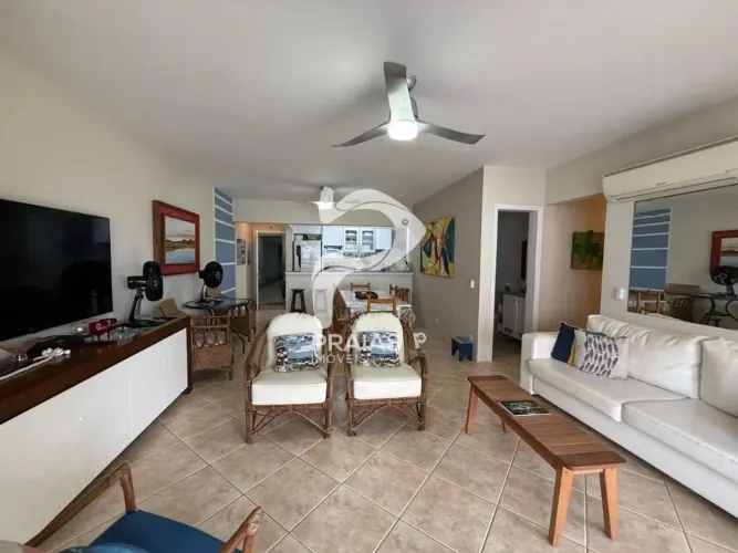 Apartamento pé na areia, 3 dormitórios e vista parcial para o mar