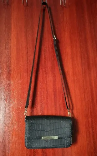 Bolsa Preta com detalhe em dourado