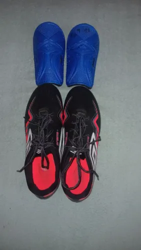 Chuteira umbro prisma + caneleira da umbro