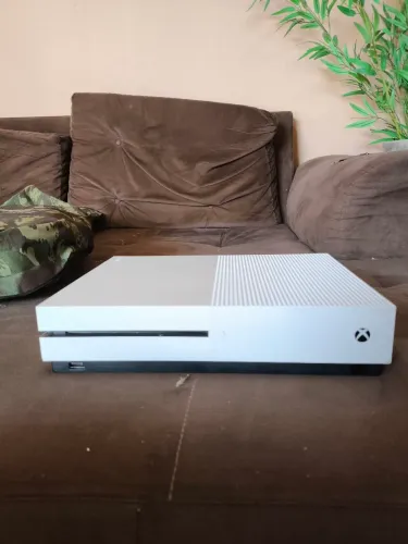 Xbox one S/Funcionando. Inclui cabos S/controle