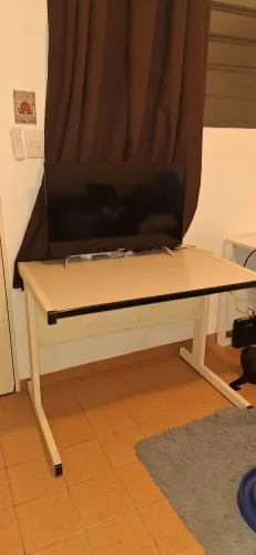 Mesa de metal e madeira