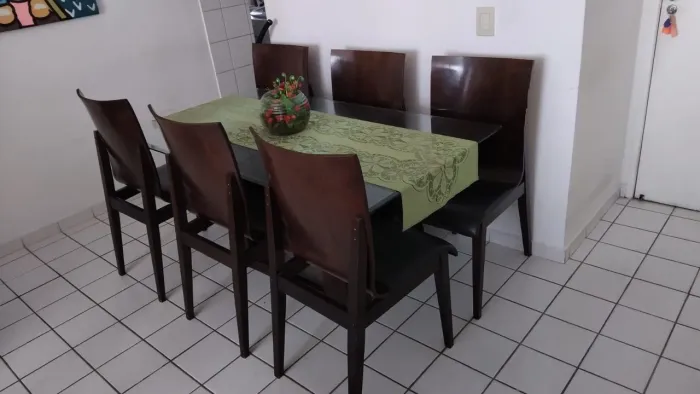 Mesa de vidro e de 6 cadeiras de madeira