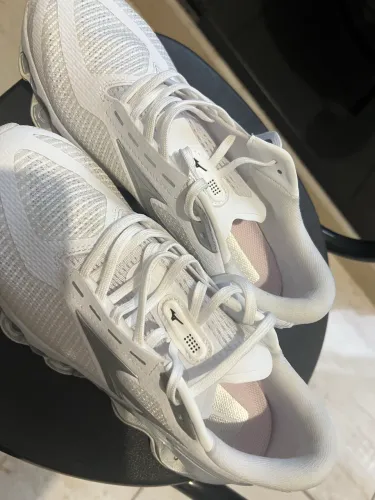 Tênis Mizuno Wave Prophecy 15 branco com tecnologia de amortecimento Infinity Wave visível