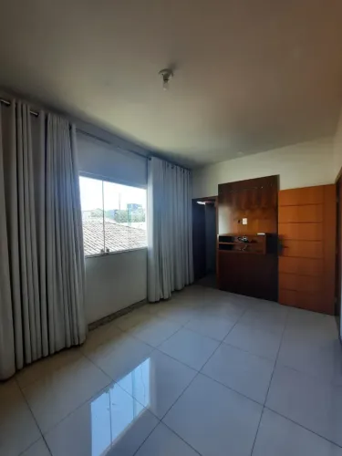 Casa 02 andares - 05 quartos com armários, suíte com box e armário, 03 salas, cozinha com