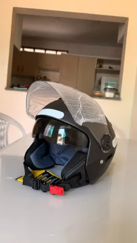 Capacete com óculos e viseira