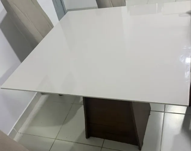 Linda mesa com 4 cadeiras