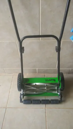 Maquina de cortar grama manual