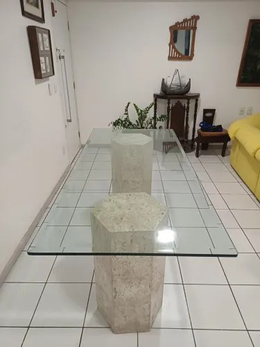 Mesa jantar vidro com pes em travertino