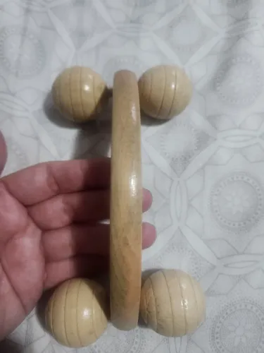 Massageador para as costas em madeira