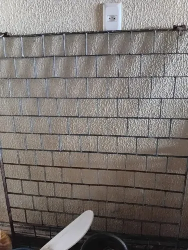 Vendo grade de ferro maciço com 2 chumbadores. 1.37 comp.X 1m de altura. NÃO FAÇO ENTREGA.