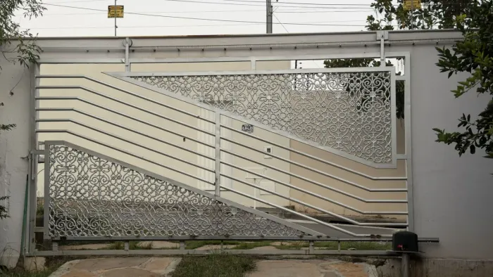 Portão de ferro ramado