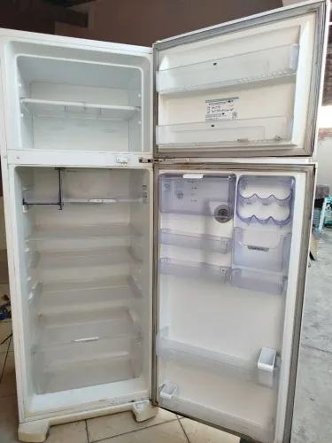 Vende-se geladeira Eletrolux 