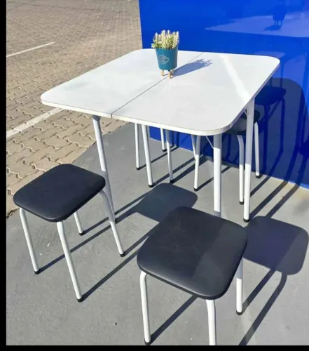 Mesa dobrável nova na caixa