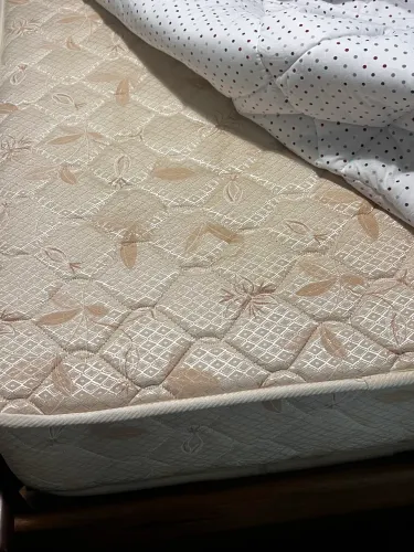 Cama de solteiro maciça com colchão impecáveis 