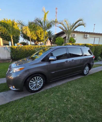 Toyota Sienna 2.5 VVT-I Hybrid XSE 2011