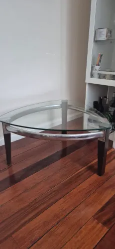 Mesa de Centro Triangular em Vidro, Madeira e Metal (Design Moderno)