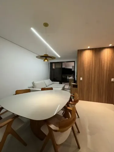 Alugo apartamento novo, 100% mobiliado, com 77 m², na Ponta Verde