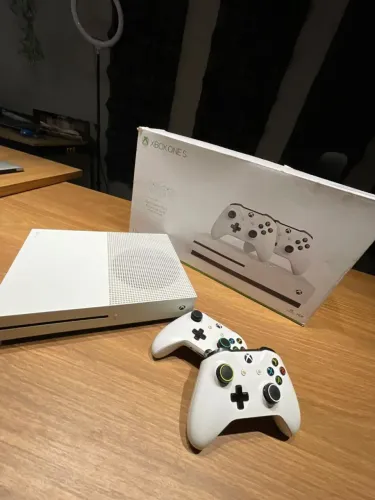 Xbox one s usado cabos e controles