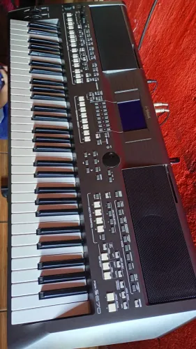 Teclado Yamaha PSR-670 bem conservado