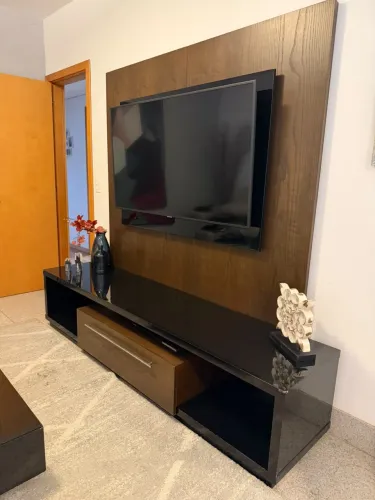 Hack televisão com painel em madeira
