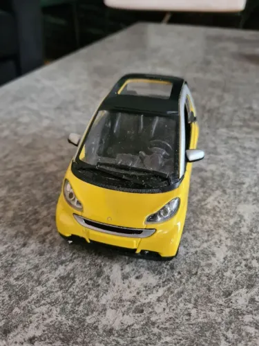 Miniatura Smart Fortwo amarelo Newray escala 1/24