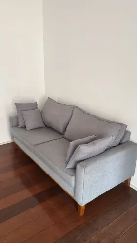Sofá: R$ 550,00 (4 Lugares - cor cinza com 4 almofadas - Mobly)