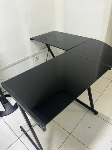 Vendo mesa para escritório com tampo em vidro