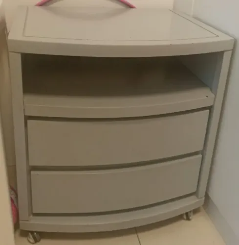 Criado Mudo em Laca cinza claro.