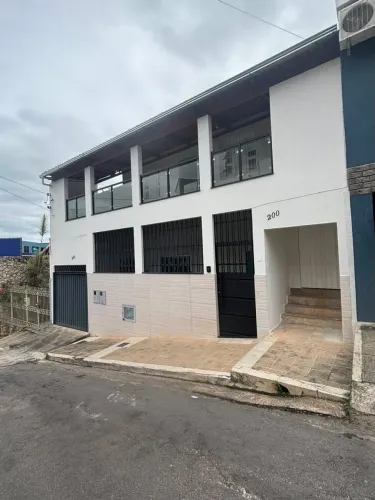 CASA AMPLA COM 3 QUARTOS E QUINTAL -