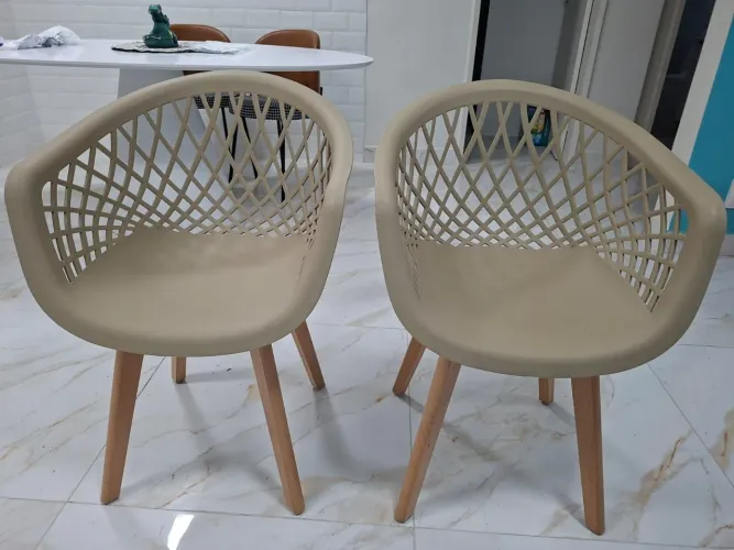 2 cadeiras novas polipropileno fendi e pés de madeira