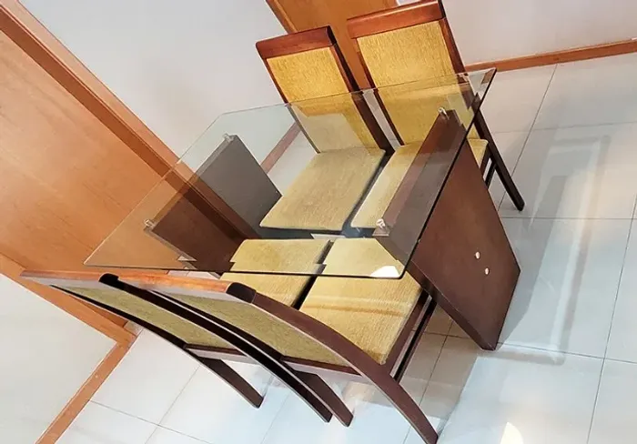 Mesa de jantar com 4 cadeiras estofadas - Excelente estado!