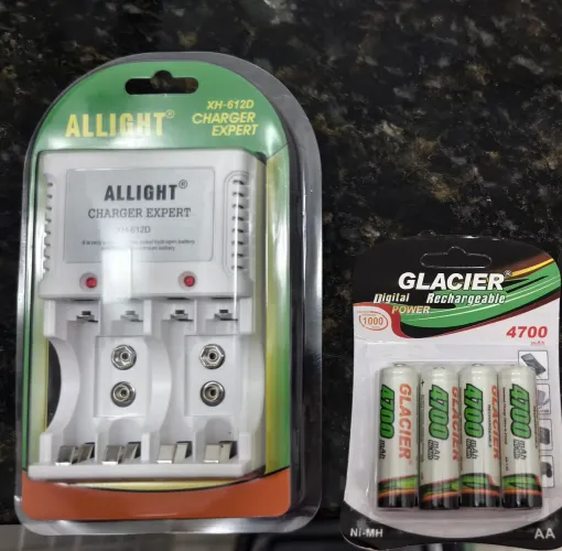 Vendo carregador de pilhas + 4 pilhas recarregáveis AA