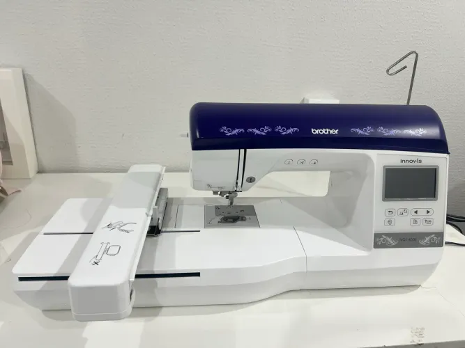 Máquina de bordar brother Nq1400e + linhas+ entretela