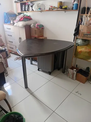 mesa grande retangular com 4 cadeiras de ferro