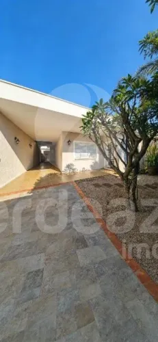 Casa com 3 dormitórios, suíte e 4 vagas no São Bernardo em Campinas.